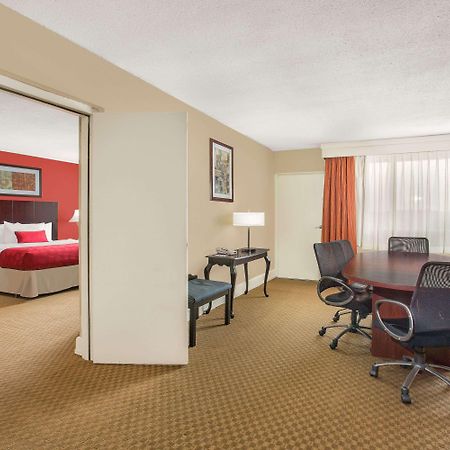 Ramada Plaza By Wyndham Fayetteville Fort Bragg Area Luaran gambar