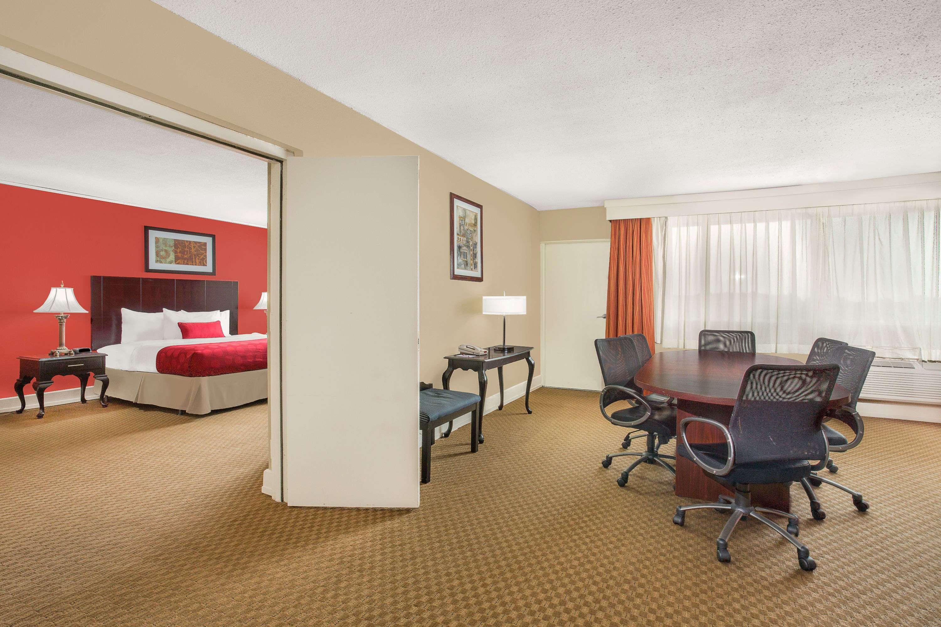 Ramada Plaza By Wyndham Fayetteville Fort Bragg Area Luaran gambar