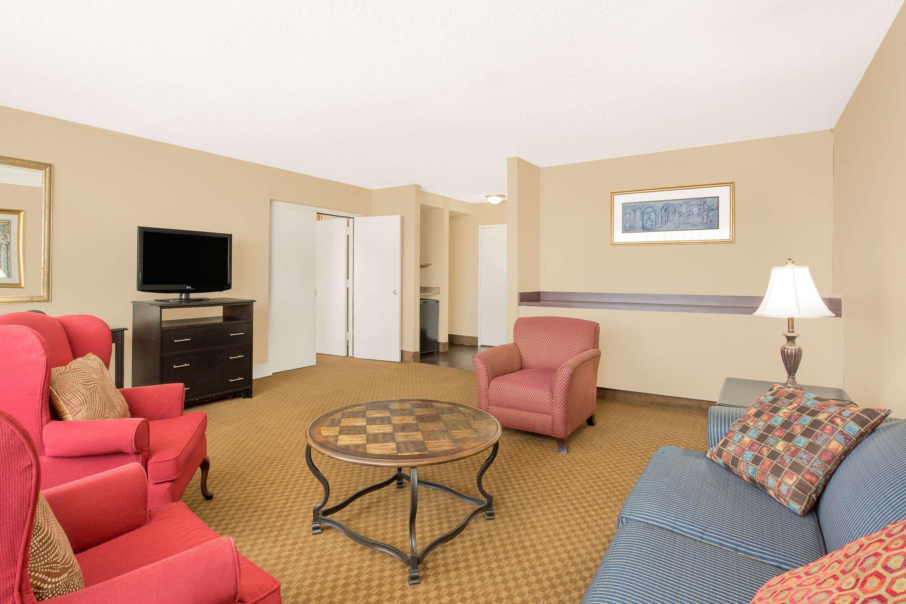 Ramada Plaza By Wyndham Fayetteville Fort Bragg Area Luaran gambar
