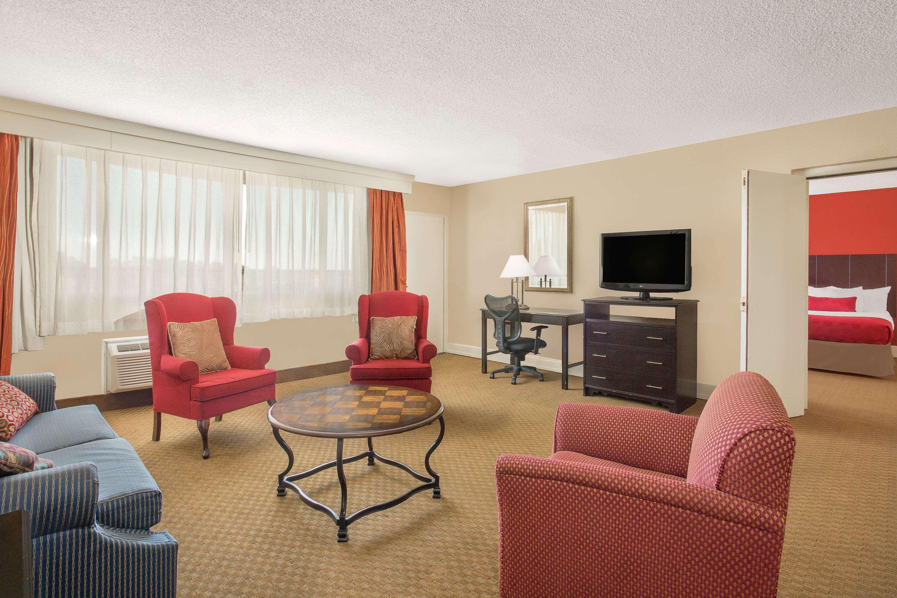 Ramada Plaza By Wyndham Fayetteville Fort Bragg Area Luaran gambar