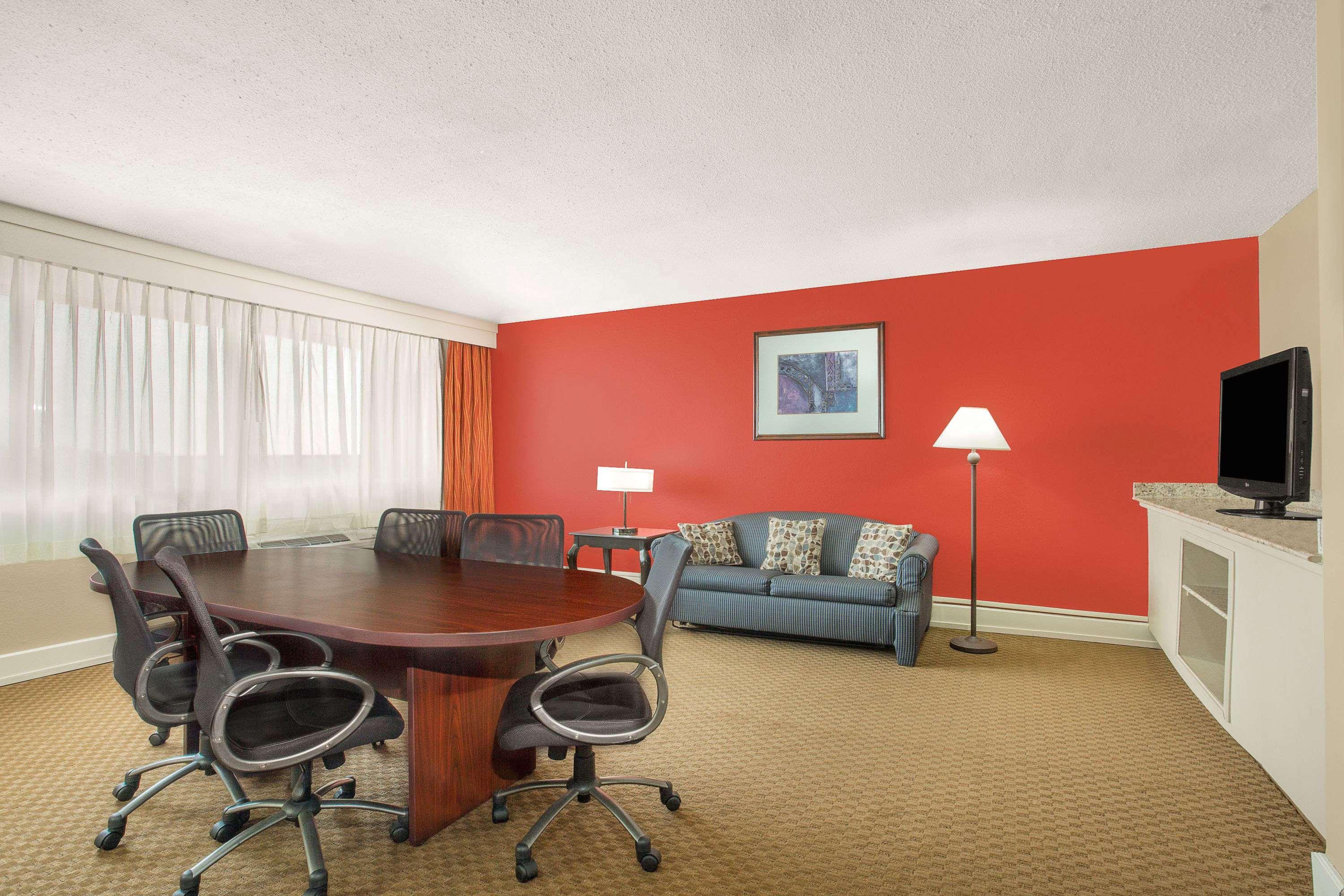 Ramada Plaza By Wyndham Fayetteville Fort Bragg Area Luaran gambar
