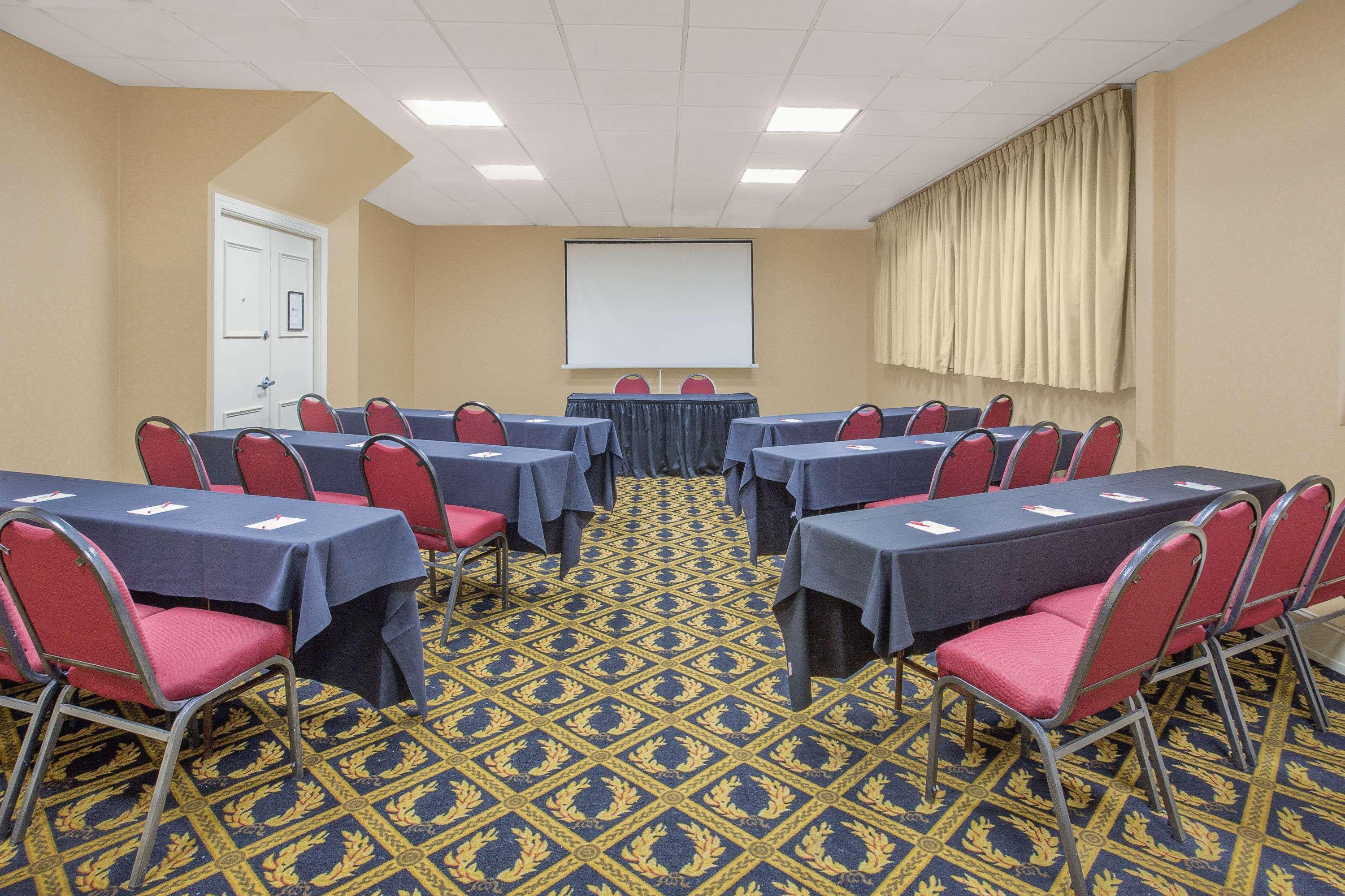 Ramada Plaza By Wyndham Fayetteville Fort Bragg Area Luaran gambar