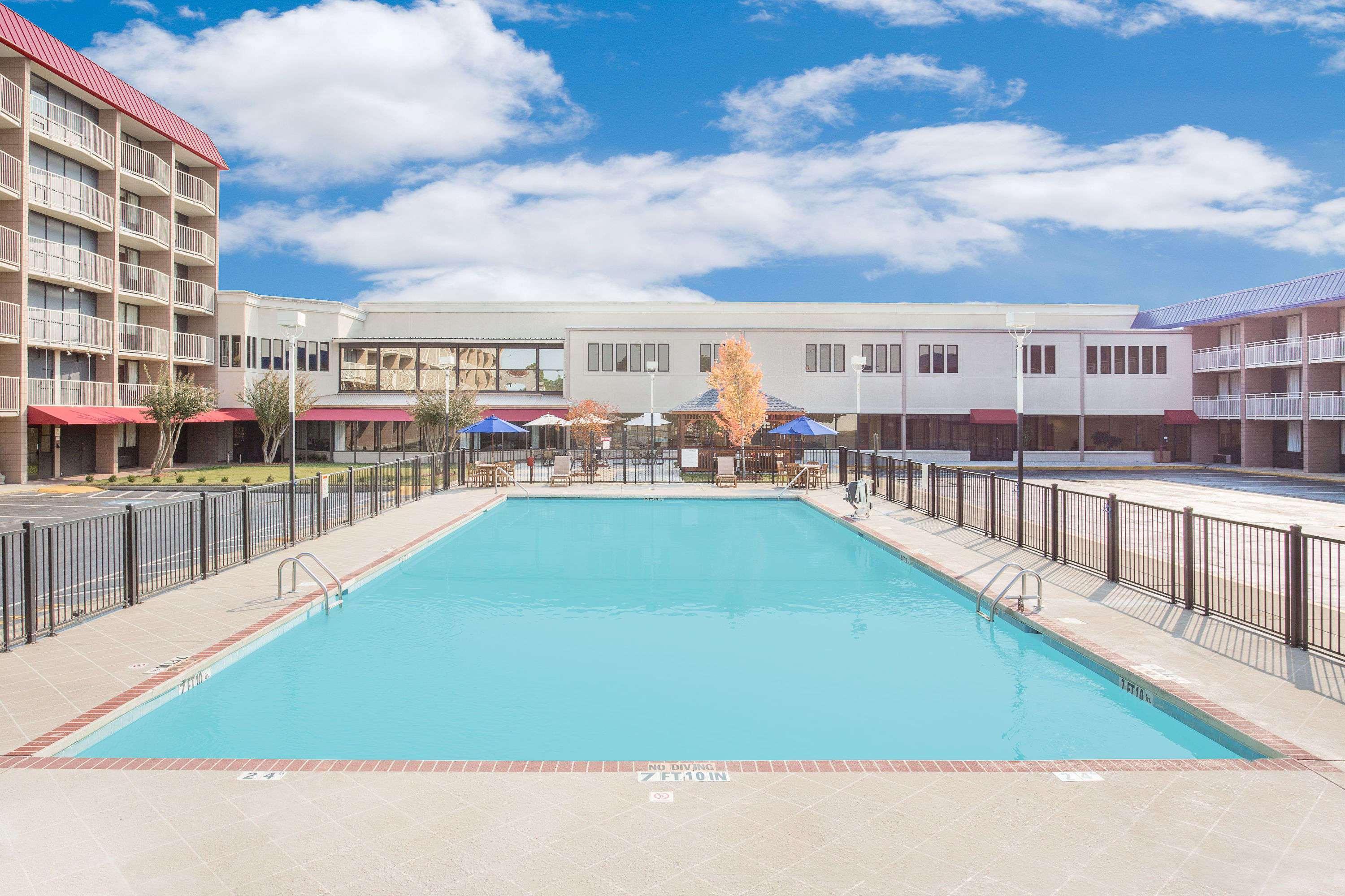 Ramada Plaza By Wyndham Fayetteville Fort Bragg Area Luaran gambar