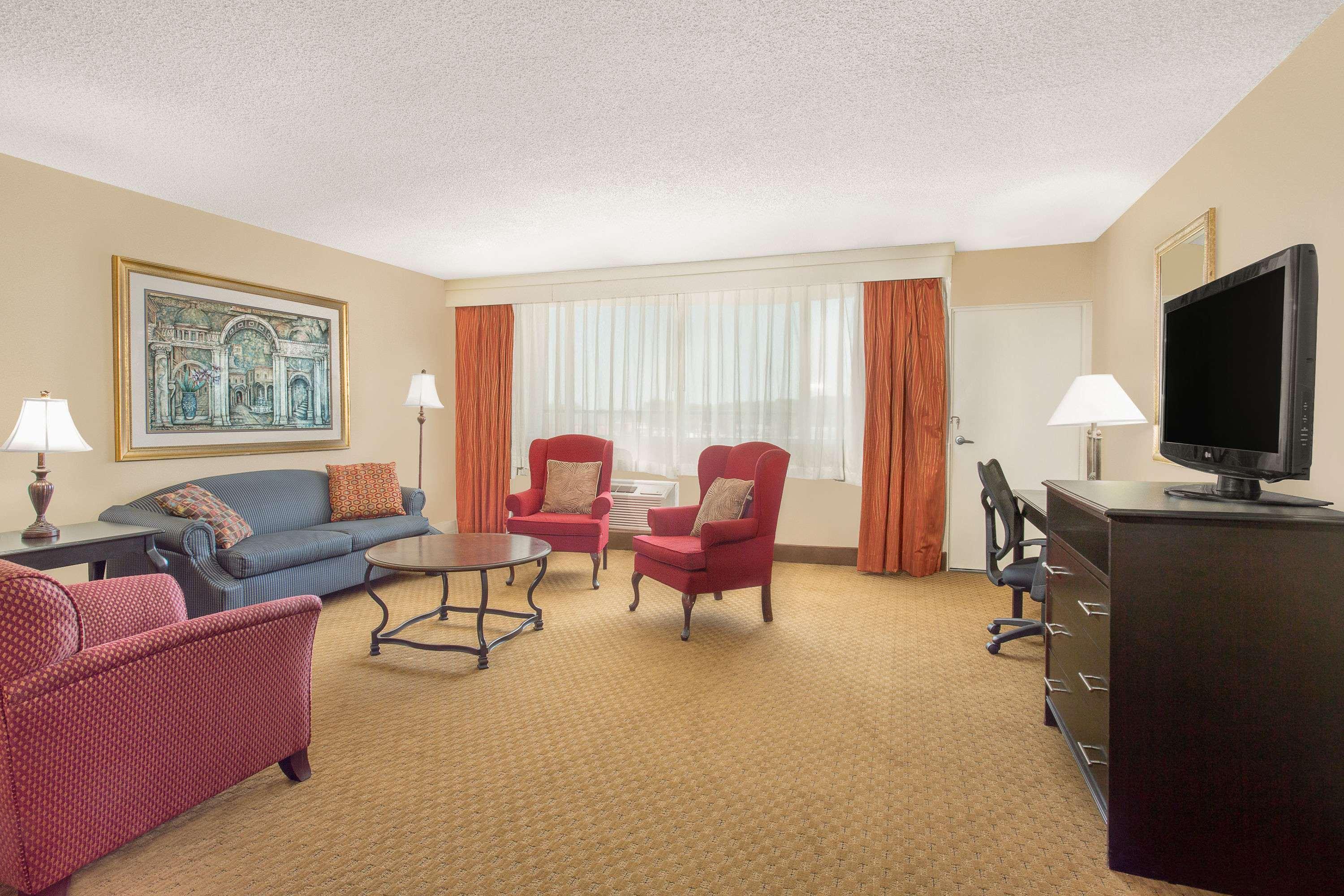Ramada Plaza By Wyndham Fayetteville Fort Bragg Area Luaran gambar