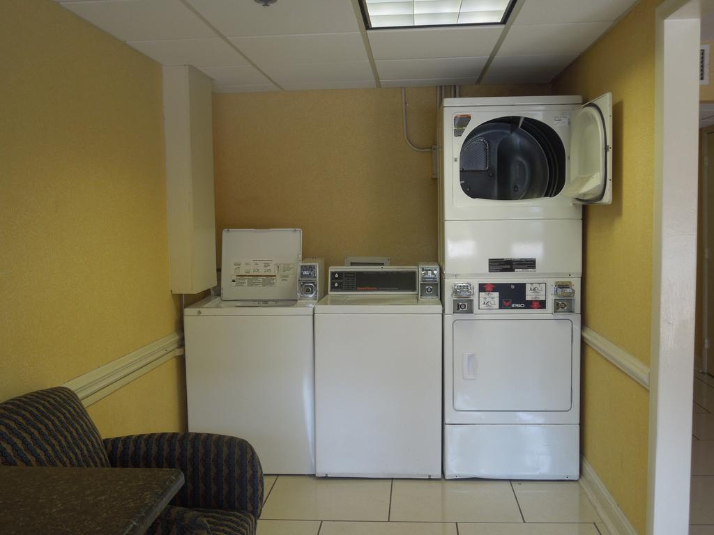 Ramada Plaza By Wyndham Fayetteville Fort Bragg Area Luaran gambar