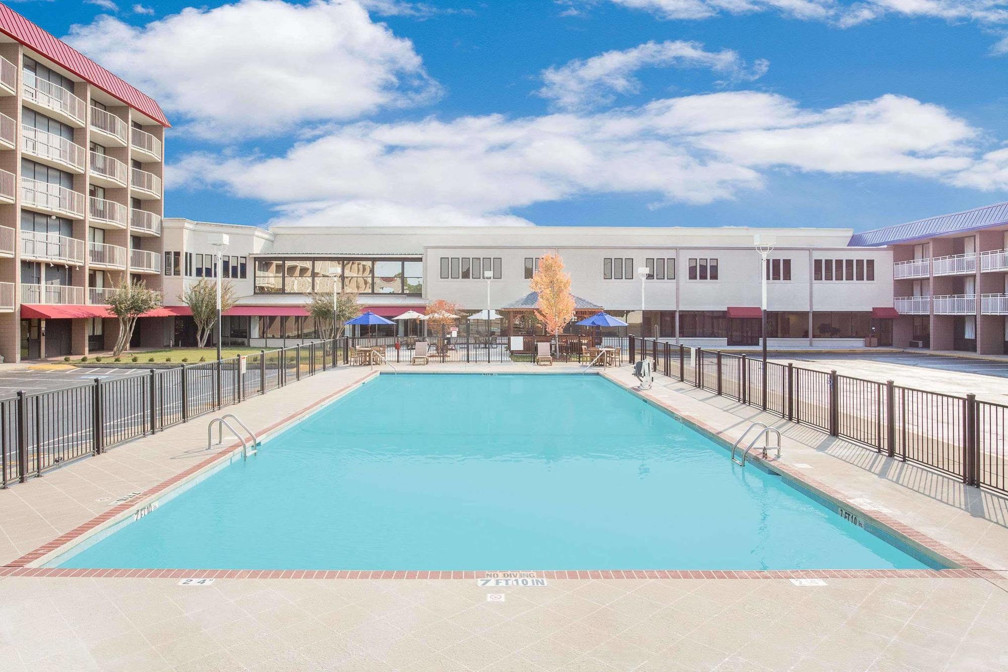 Ramada Plaza By Wyndham Fayetteville Fort Bragg Area Luaran gambar